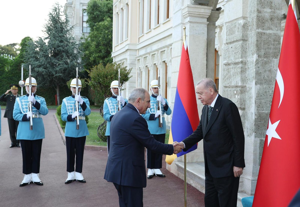Реджеп Тайип Эрдоган принимает Никола Пашиняна в президентской резиденции Долмабахче, Стамбул, Турция, 20 июня 2025 года. Фото:  Пресс-офис Президента Турции