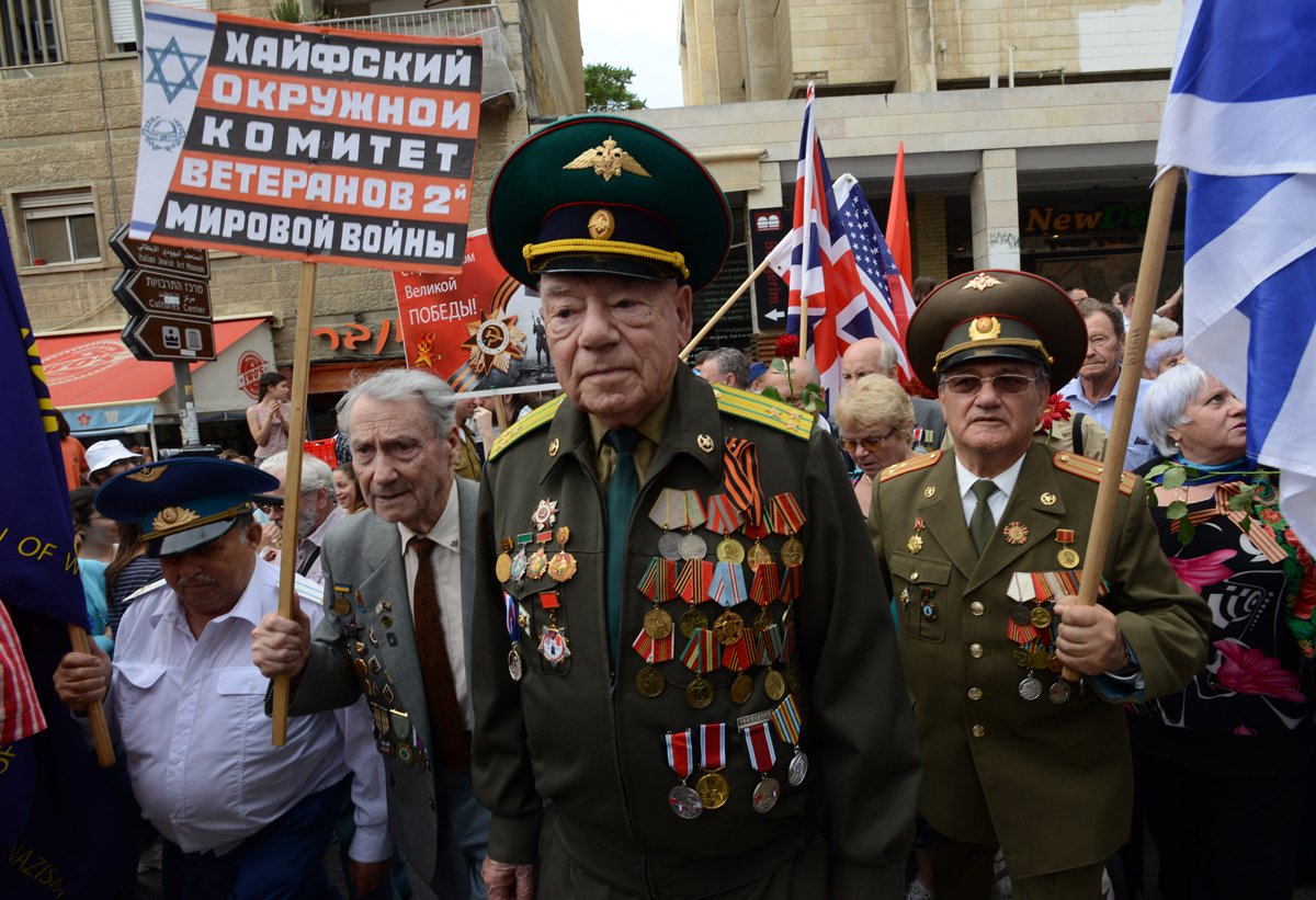Еврейские ветераны Второй мировой войны, служившие в Красной армии, участвуют в шествии в честь Дня Победы в Иерусалиме, 9 мая 2013 года. Фото: Debbie Hill / UPI / Shutterstock / Rex Features / Vida Press