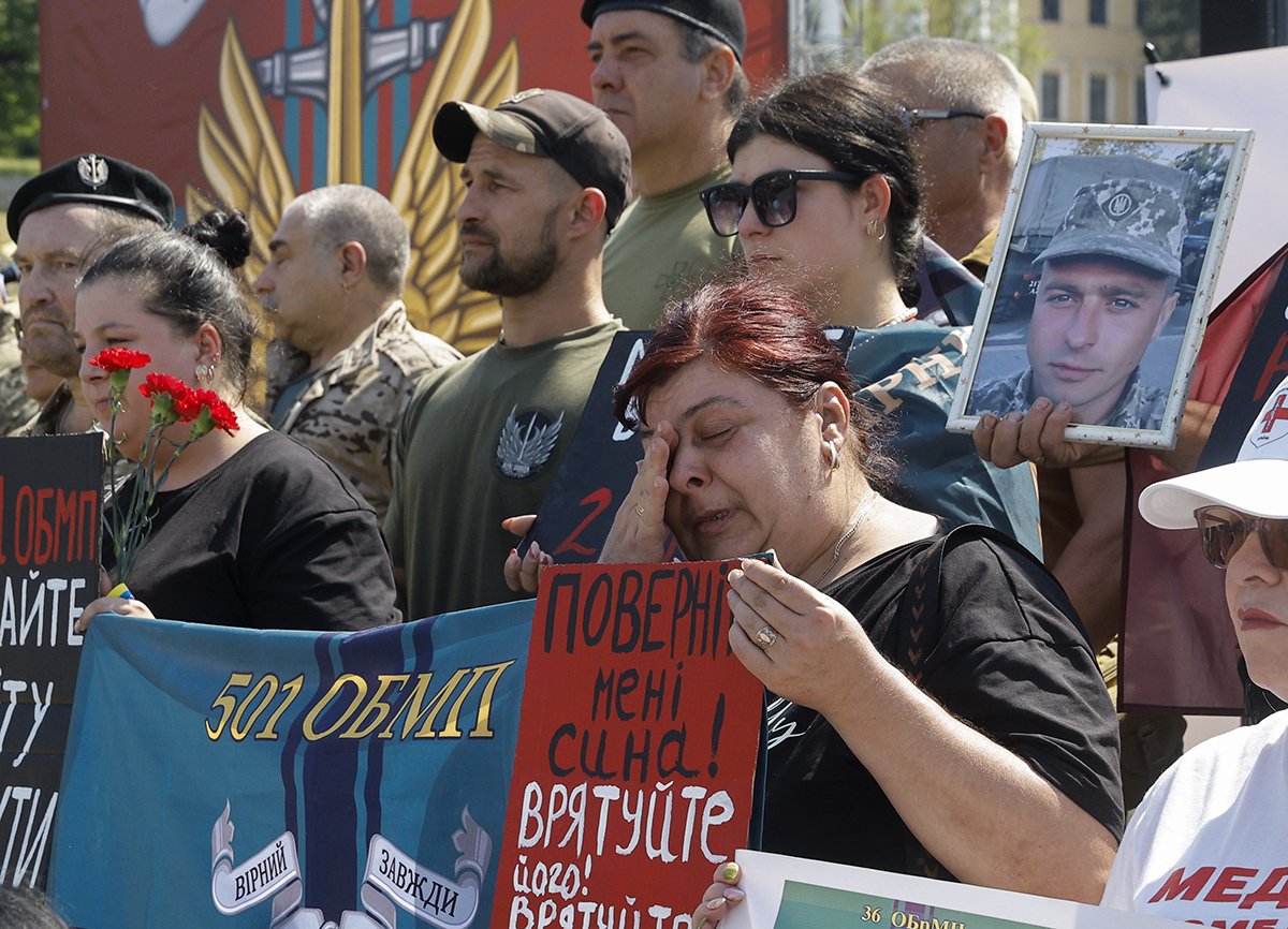 Родственники украинских военнослужащих, удерживаемых Россией в плену, проводят митинг на площади Независимости в Киеве, Украина, 23 мая 2024 года. Фото: Sergey Dolzhenko / EPA