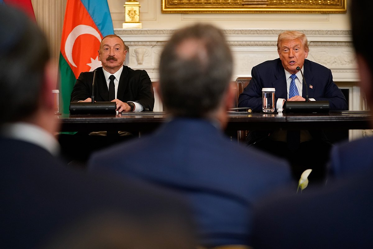 Президент Азербайджана Ильхам Алиев и президент США Дональд Трамп во время церемонии подписания соглашения Белом доме в Вашингтоне, округ Колумбия, США, 8 августа 2025 года. Фото: Nathan Howard / EPA