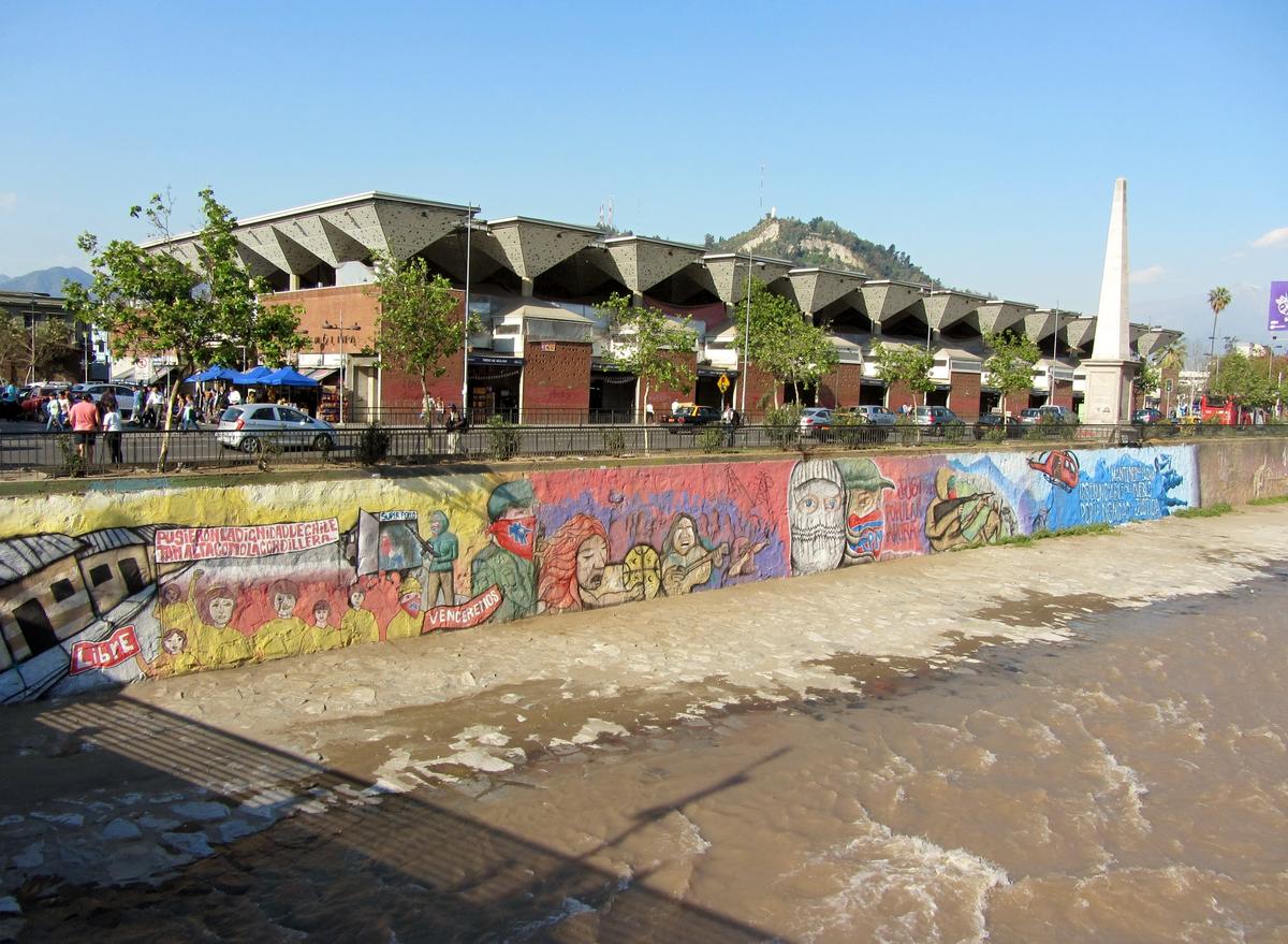 Муралы, написанные в честь Патриотического фронта Мануэля Родригеса на северном берегу реки Мапочо. Фото: Wikimedia Commons , CC BY-SA 4.0