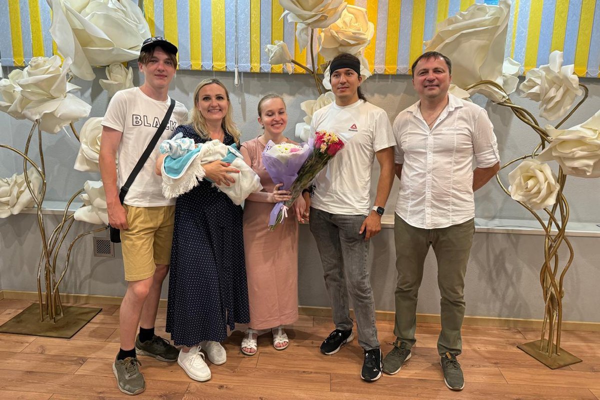 Алена с Исламом, своими родителями и братом на выписке из роддома