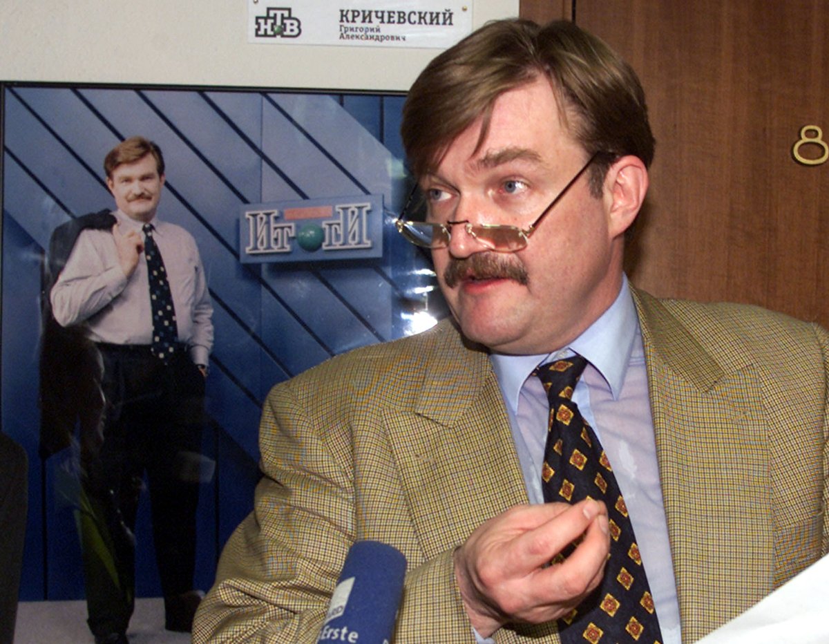 Евгений Киселёв отвечает на вопросы журналистов после переговоров с новым председателем Альфредом Кохом в телецентре «Останкино», Москва, 5 апреля 2001 года. Фото: Reuters / Scanpix / LETA