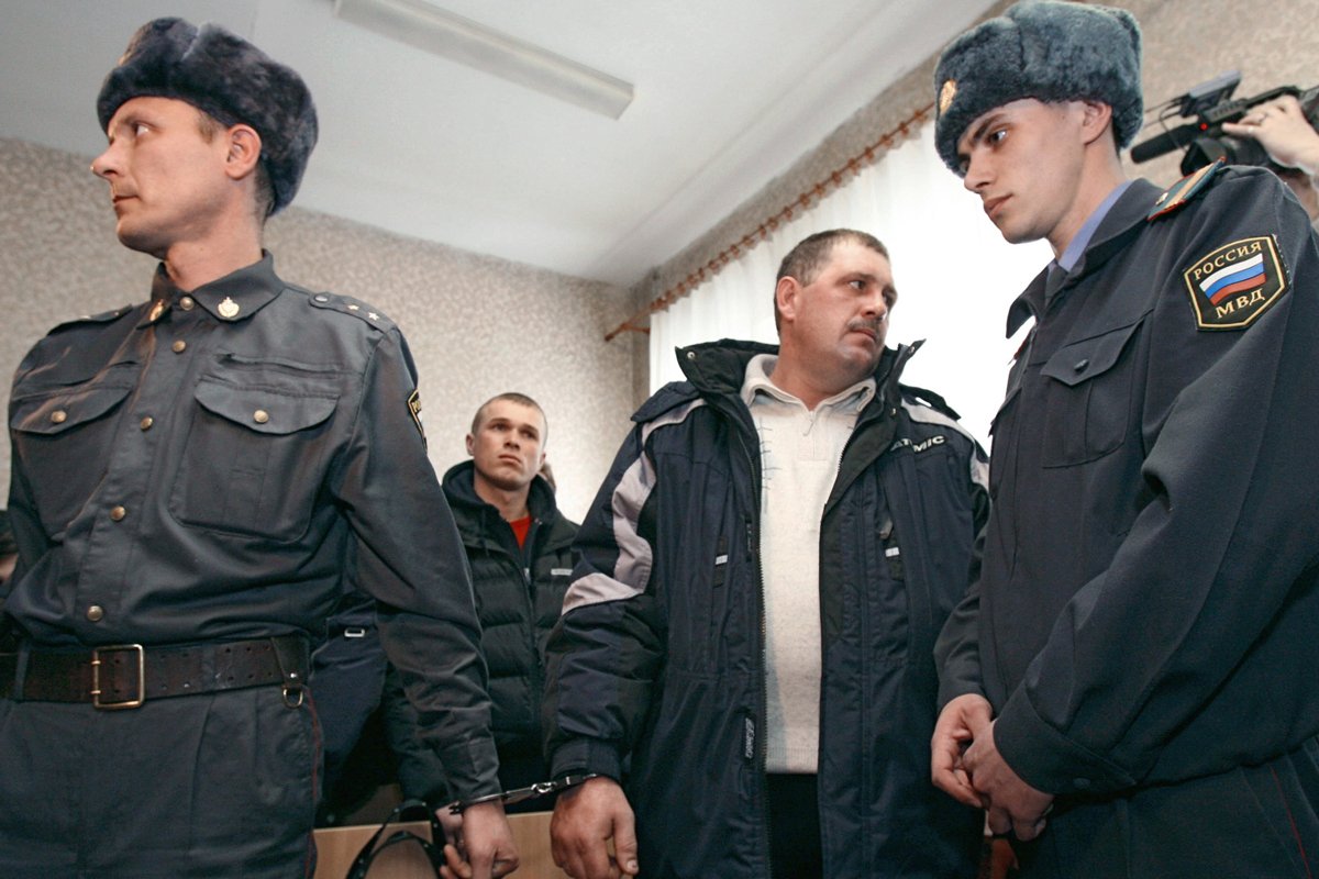 Водитель автомобиля Toyota Олег Щербинский (в центре), признанный виновным в гибели губернатора Алтайского края Михаила Евдокимова, Барнаул, Алтайский край, 3 февраля 2006 года. Фото: Валерий Титиевский / Коммерсантъ / Sipa USA / Vida Press