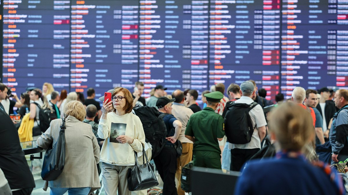 Пассажиры в зоне вылета аэропорта Шереметьево, 7 июля 2025 года. Фото: Юрий Кочетков / EPA