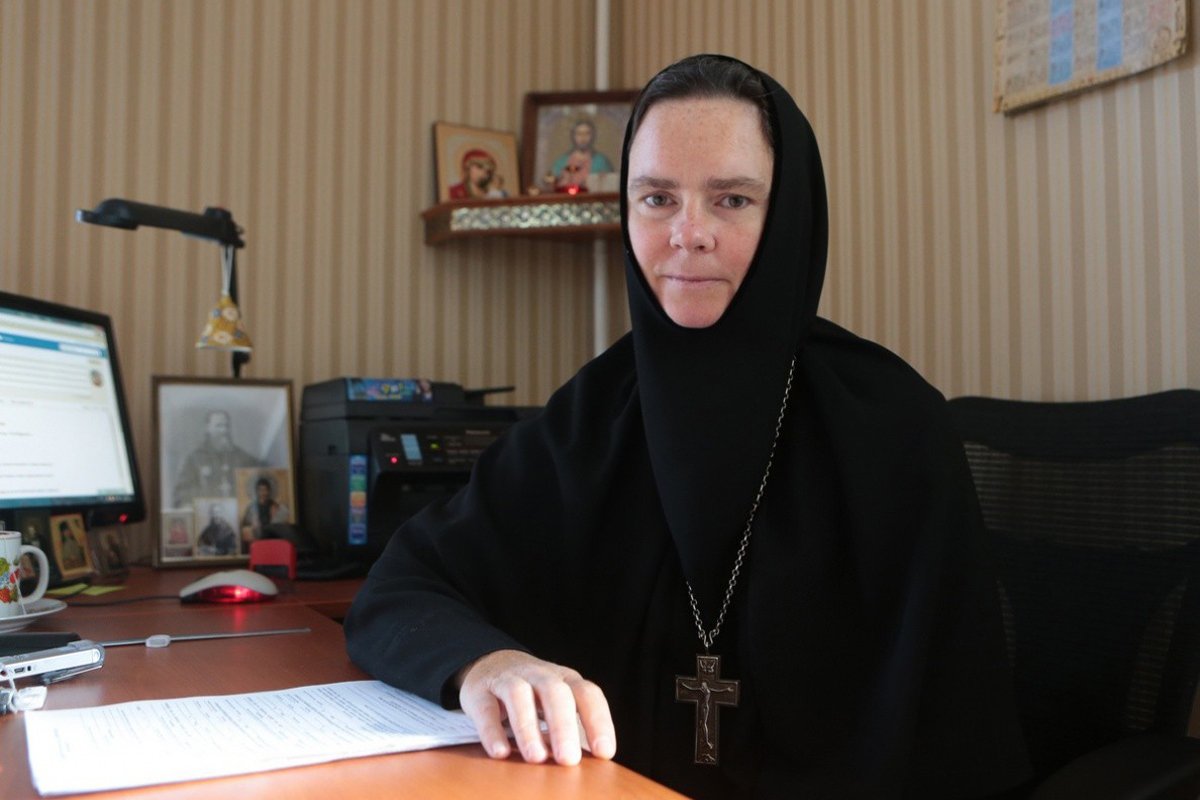 Игумения Ксения (Чернега) в своем кабинете, 2016 год. Фото: Владимир Ходаков / Синодальный отдел по монастырям и монашеству РПЦ