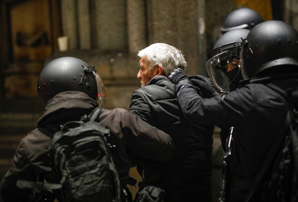 Полицейские задерживают участника акции протеста у здания парламента в Тбилиси, 3 декабря 2024 года. Фото: David Mdzinarishvili / EPA