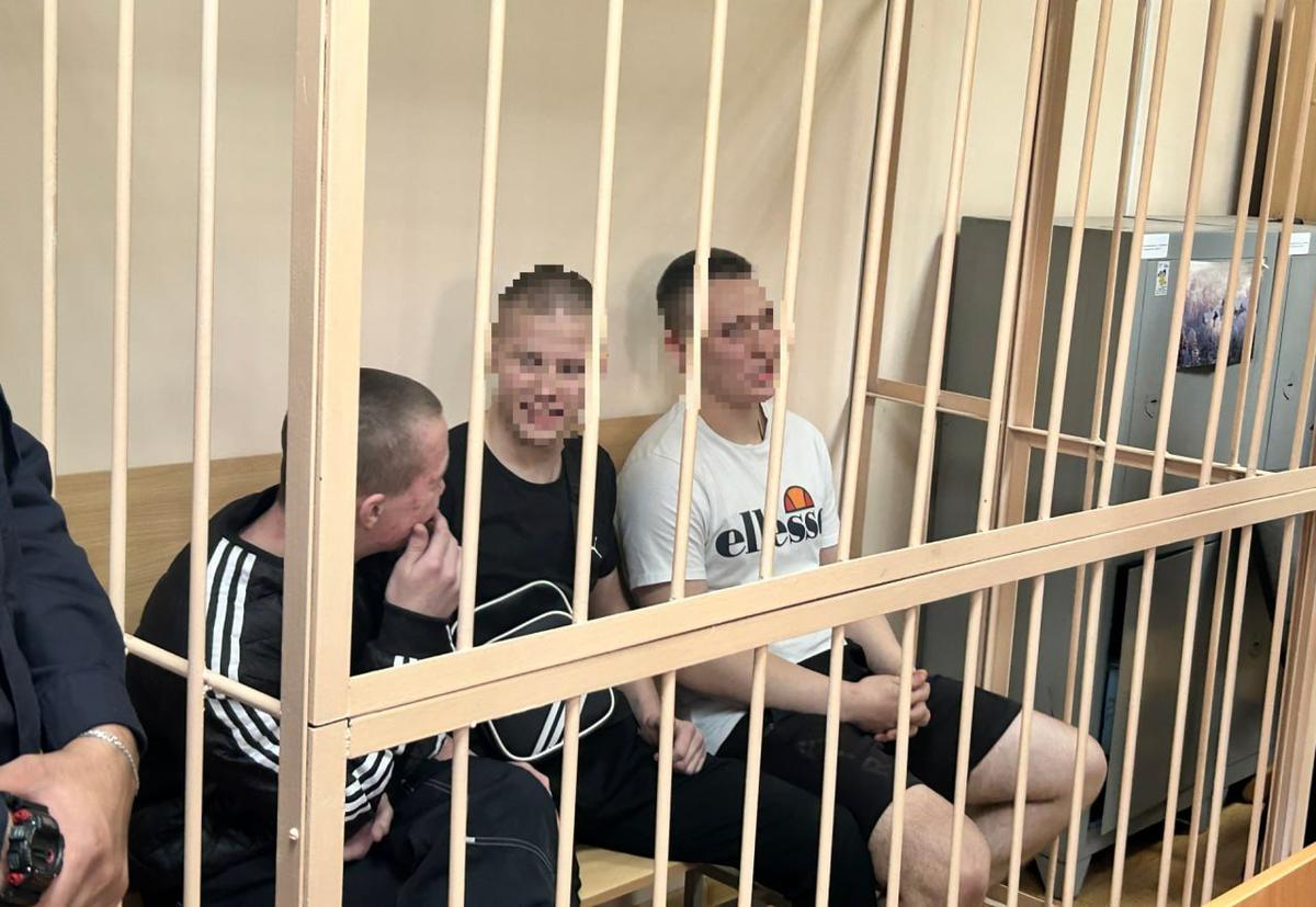 Подсудимые подростки в зале суда. Фото: It's My City / Telegram