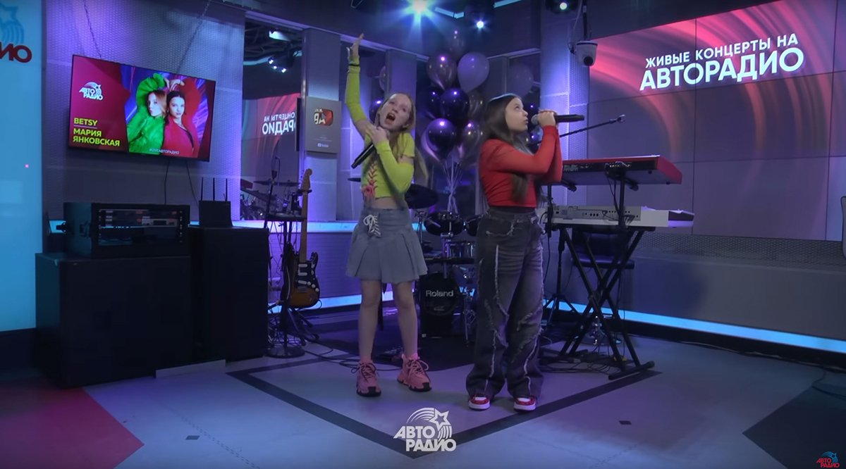 Кадр видео «Betsy, Мария Янковская — Sigma Boy (Сигма Бой) LIVE @ Авторадио». Фото: YouTube / канал Авторадио