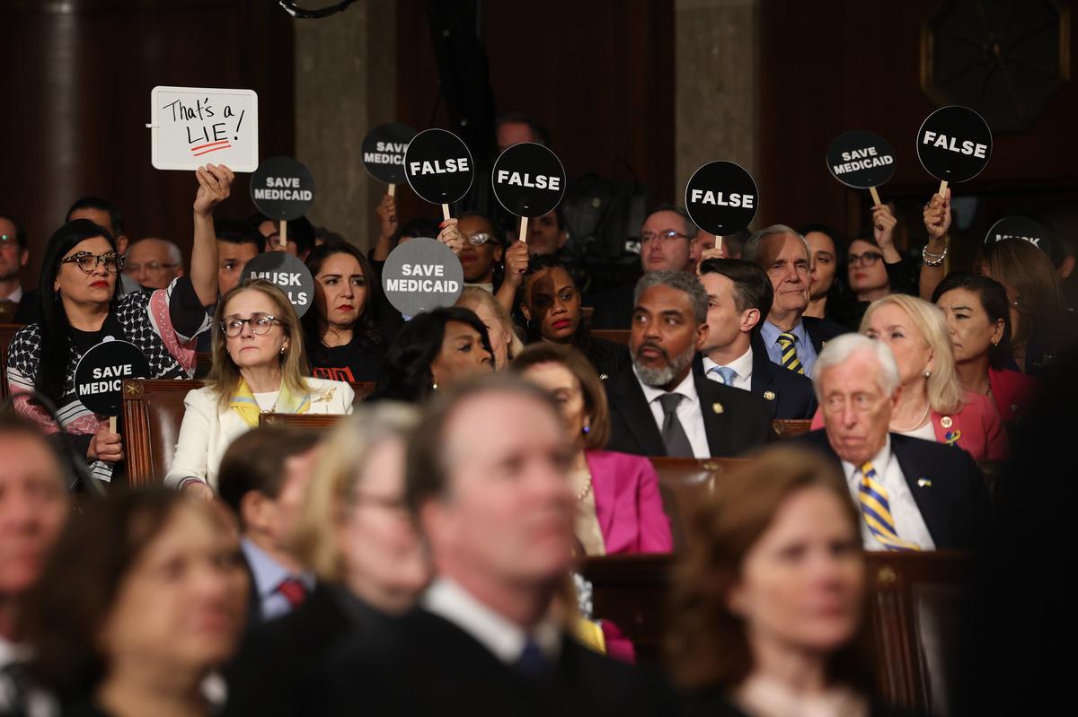 Протест демократов во время речи Трампа. Фото: Win Mcnamee / EPA-EFE