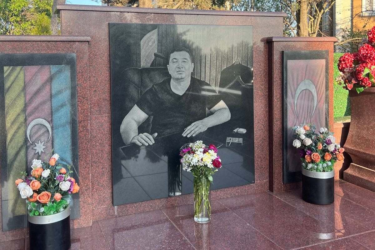 Надгробие на могиле Надира Салифова в Стамбуле. Фото: Google Maps