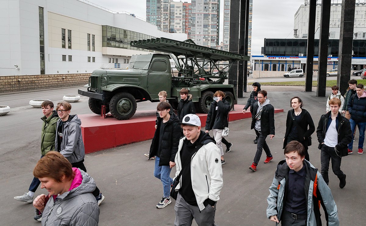 БМ-13 «Катюша» времен Второй мировой войны, установленной в качестве памятника на одной из улиц Москвы, Россия, 19 апреля 2022 года. Фото: Юрий Кочетков / EPA-EFE