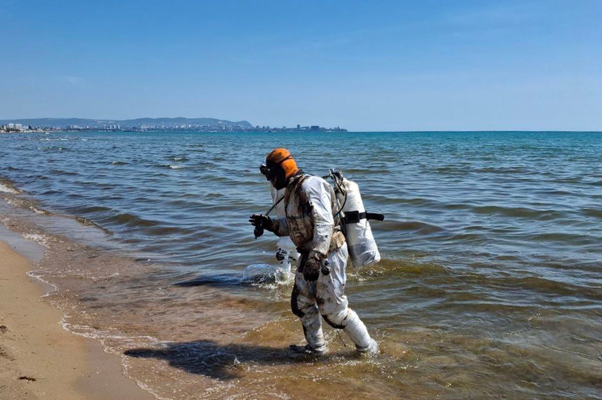 Водолаз выходит на пляж после работы на глубине, Анапа. Фото: Руфина Гарипова