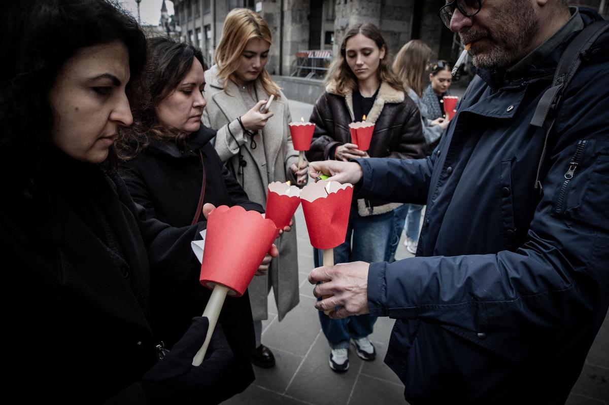 Люди зажигают свечи в бумажных фонариках во время акции памяти об Алексее Навальном в Милане, Италия, 16 февраля 2025 года. Фото: Marco Ottico / LaPresse / Shutterstock / Rex Features / Vida Press