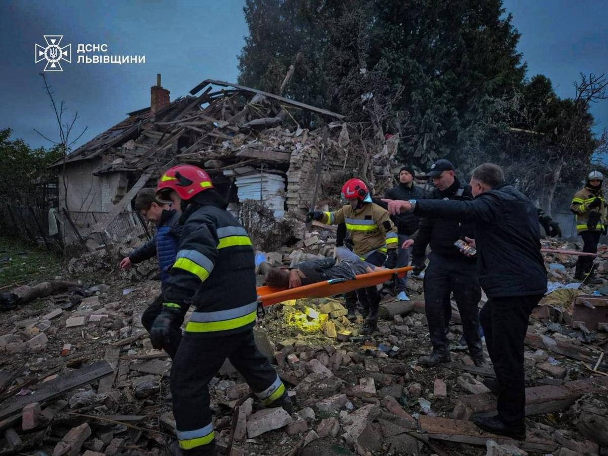 Спасатели у разрушенного дома во Львовской области. Фото: ГСЧС Украины / Telegram