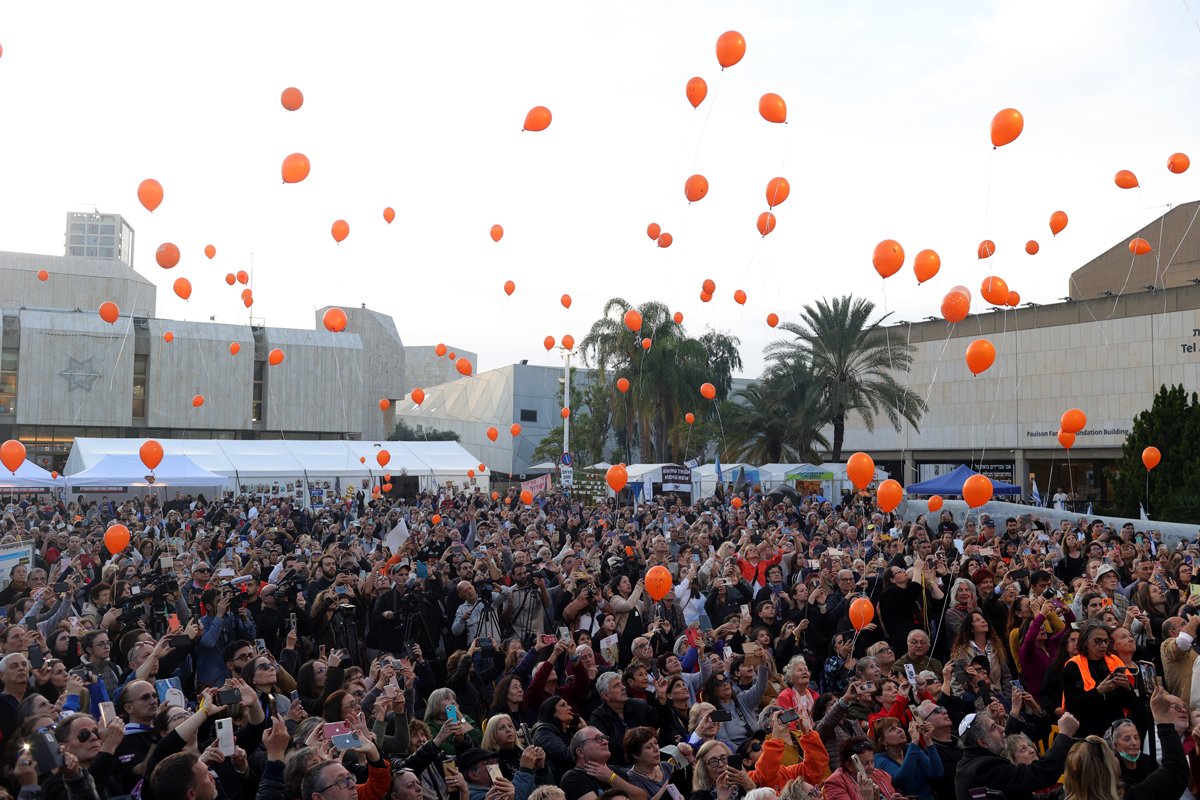 Участники акции в честь дня рождения Кфира Бибаса, похищенного ХАМАС, выпускают оранжевые воздушные шары в честь дня у военной базы Кирия, Тель-Авив, 18 января 2024 года. Фото: Abir Sultan / EPA
