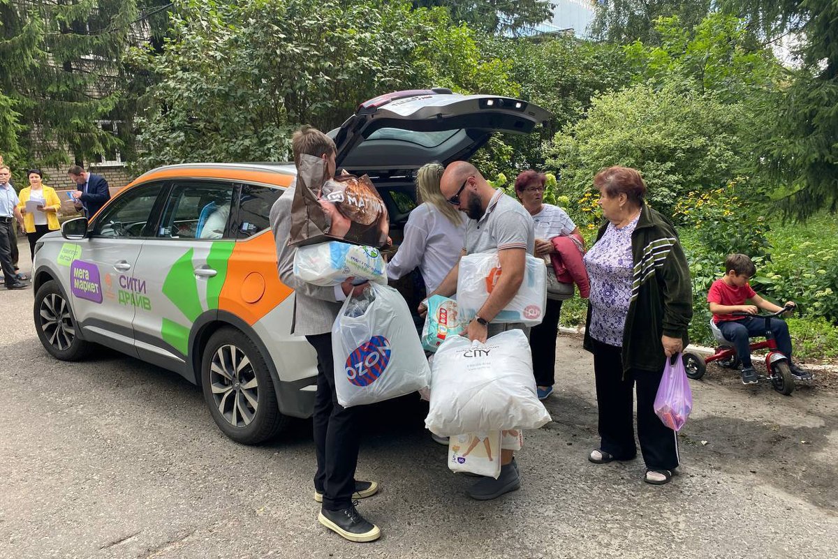 Сторонники Дунцовой с гуманитарной помощью в Курске, 14 августа 2024 года. Фото из телеграм-канала Екатерины Дунцовой