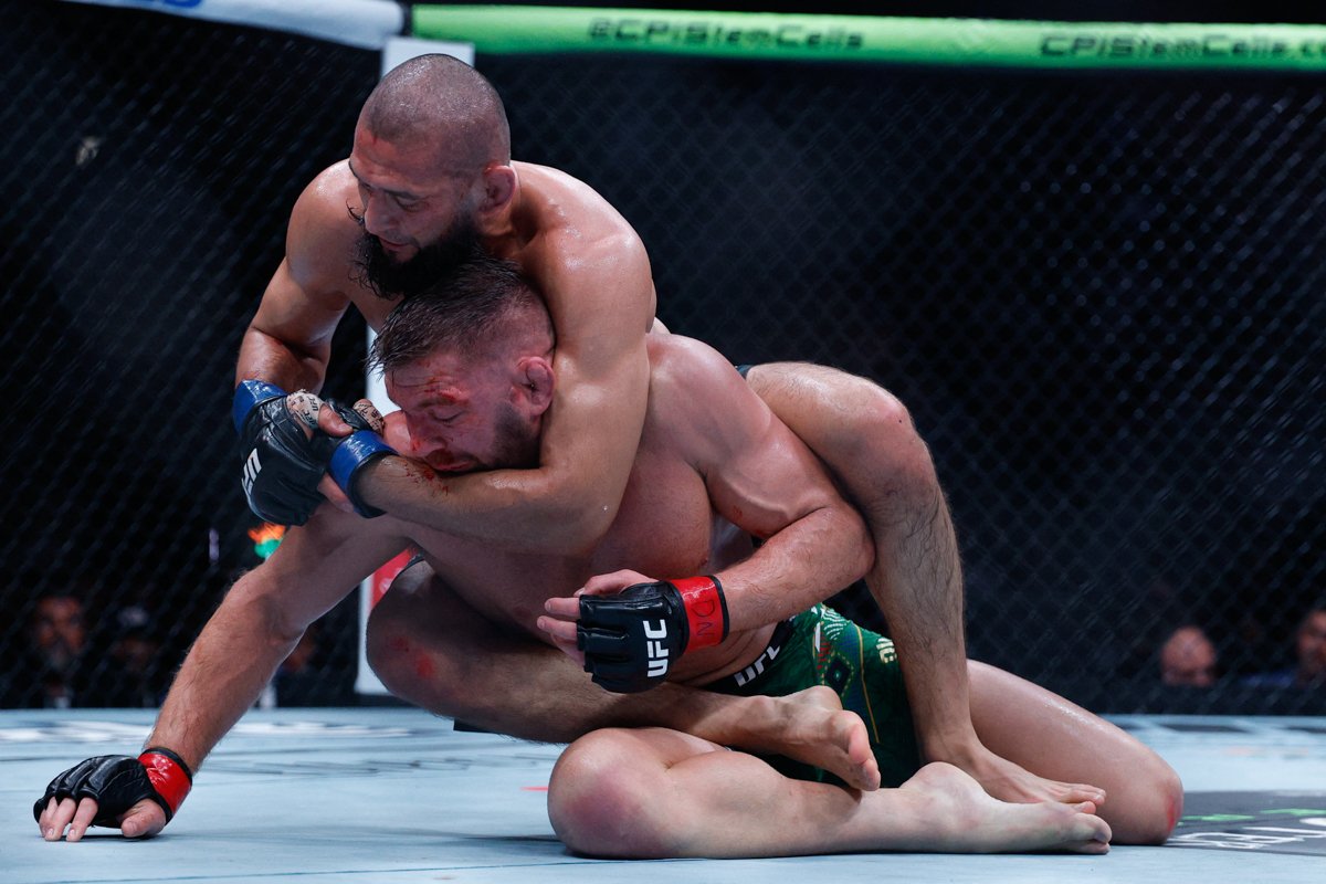Дрикус Дю Плесси Мерфи (в красных перчатках) сражается с Хамзатом Чимаевым (в синих перчатках) на турнире UFC 319. Фото: Kamil Krzaczynski / IMAGN IMAGES via Reuters Connect / Scanpix