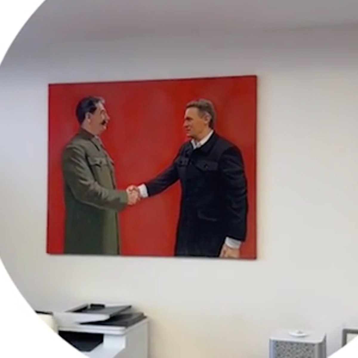 Картина на которой Филимонов пожимает руку Сталину, висящая в кабинете Георгия Филимонова. Фото: телеграм-канал filimonov_official