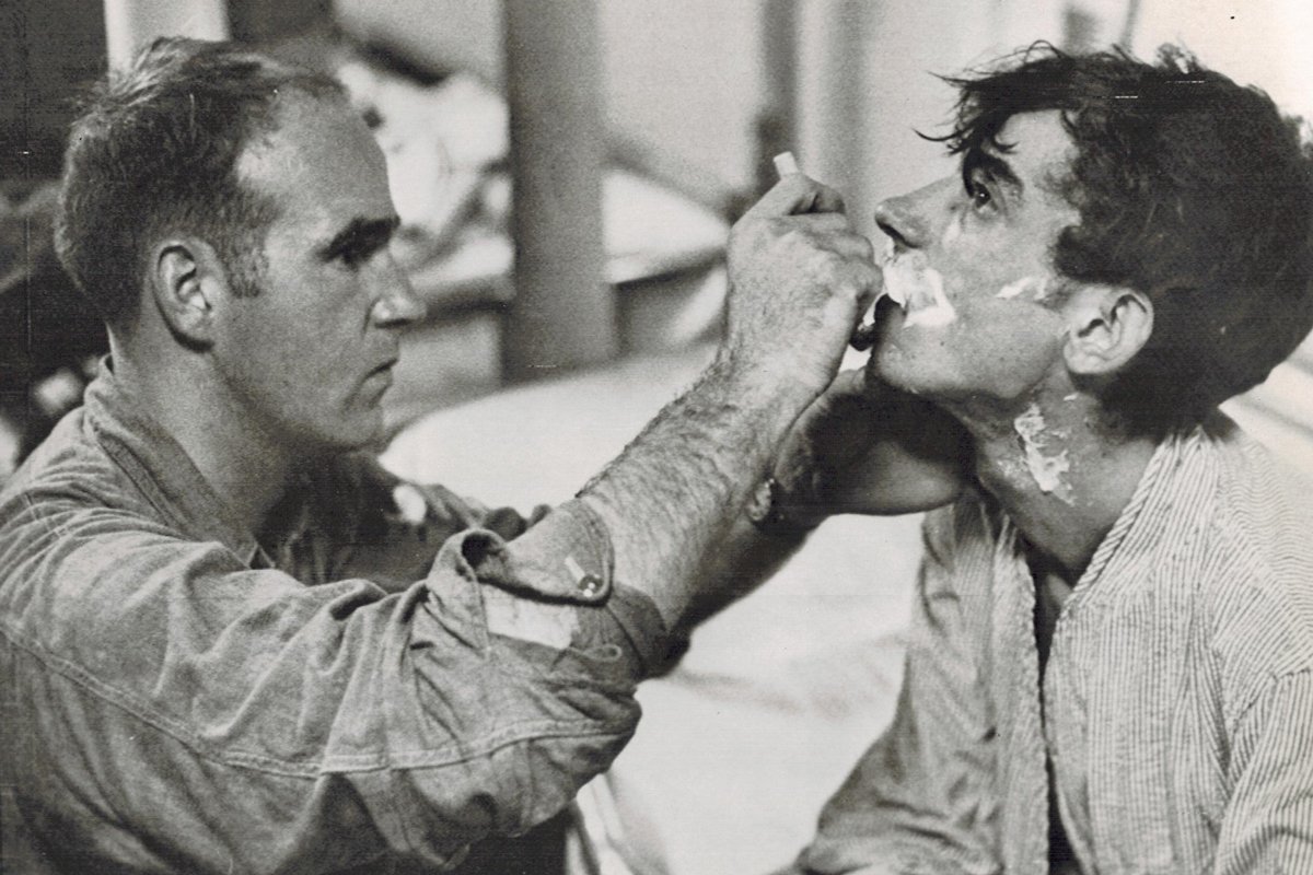 Асхата Зиганшина первый раз бреют после спасения, март 1960 года. Фото: ВМС США / UPI Telephoto / Wikimedia