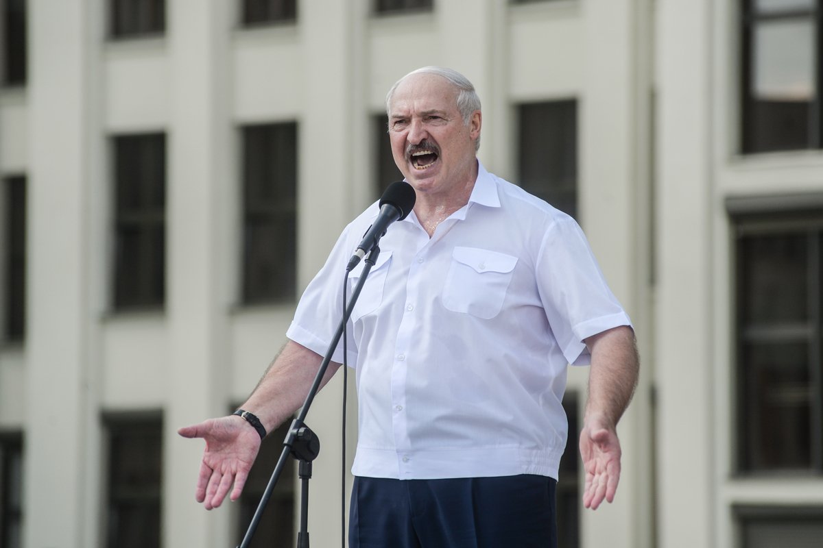 Александр Лукашенко выступает перед своими сторонниками на митинге в Минске, Беларусь, 16 августа 2020 года. Фото: Yauhen Yerchak / EPA