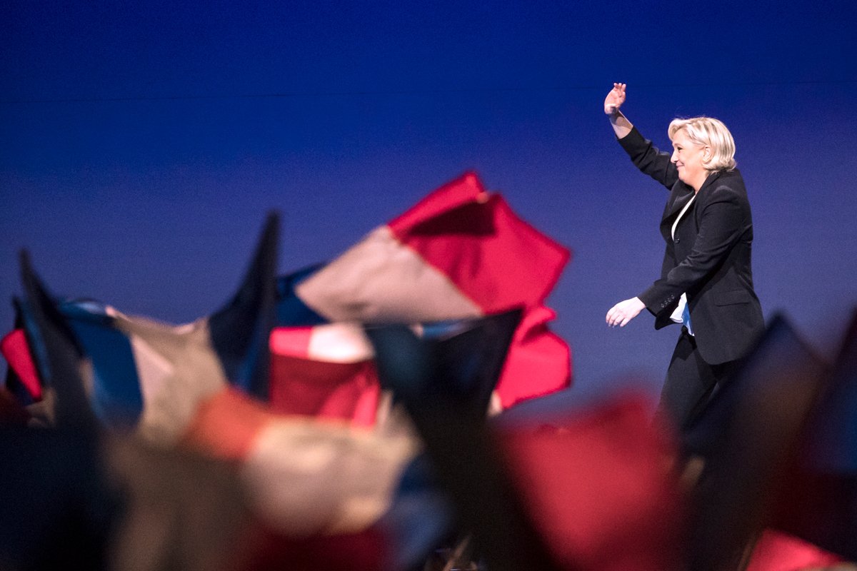 Марин Ле Пен на предвыборном митинге в Вильпенте, Франция, 1 мая 2017 года. Фото: Etienne Laurent / EPA