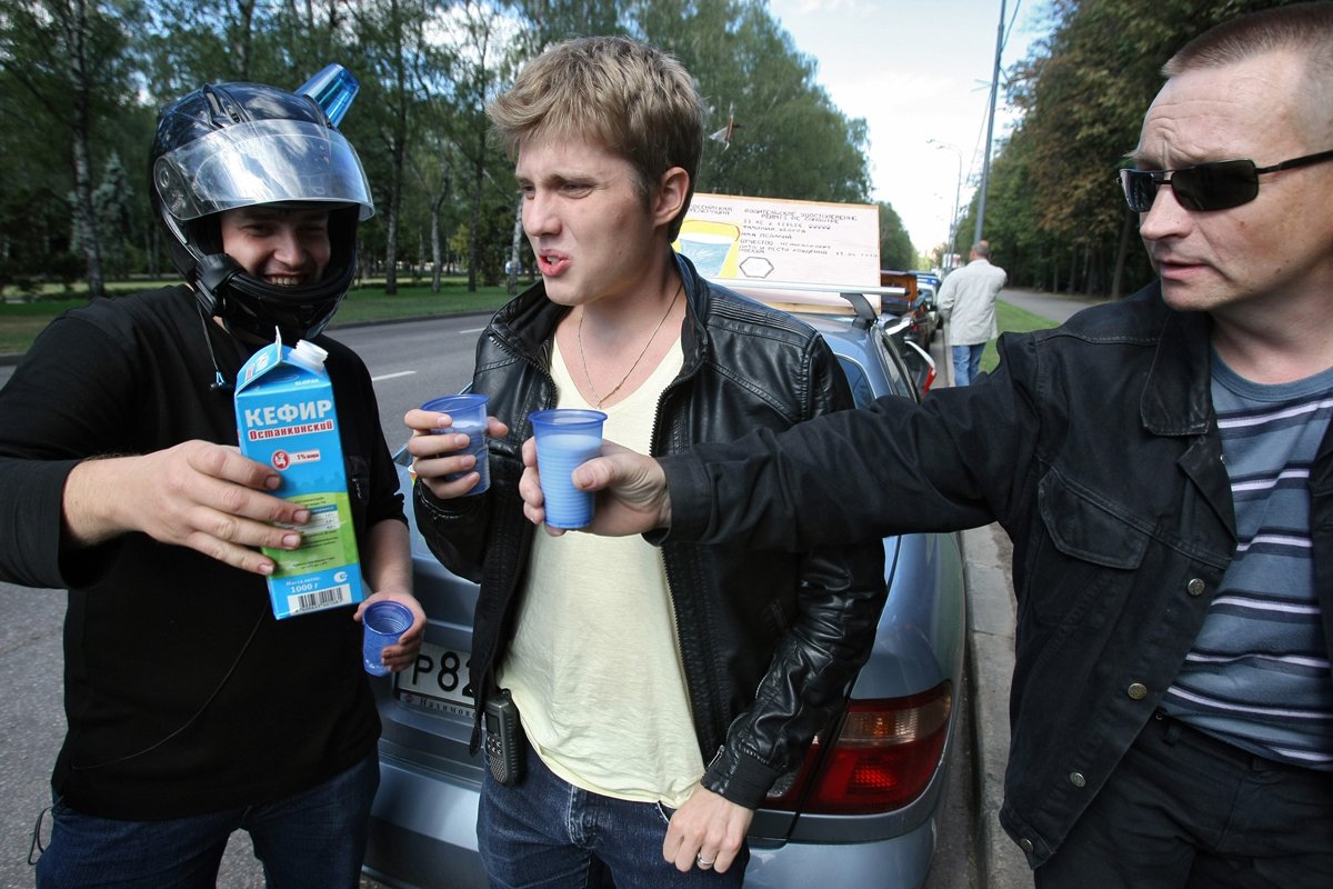 Акция против принятого «сухого закона» для водителей, организованная обществом «Синие ведерки». Участники акции проехали по центральным улицам Москвы, предварительно выпив кефира, Москва, 21 августа 2010 года. Фото: Дмитрий Лекай / Коммерсантъ / Sipa USA / Vida Press