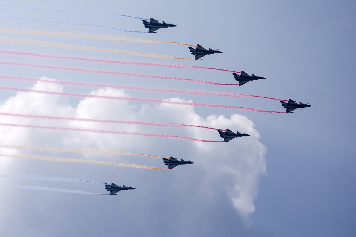 Самолеты летят в строю во время военного парада в Пекине, Китай, 3 сентября 2025 года. Фото: Wo Hao / EPA