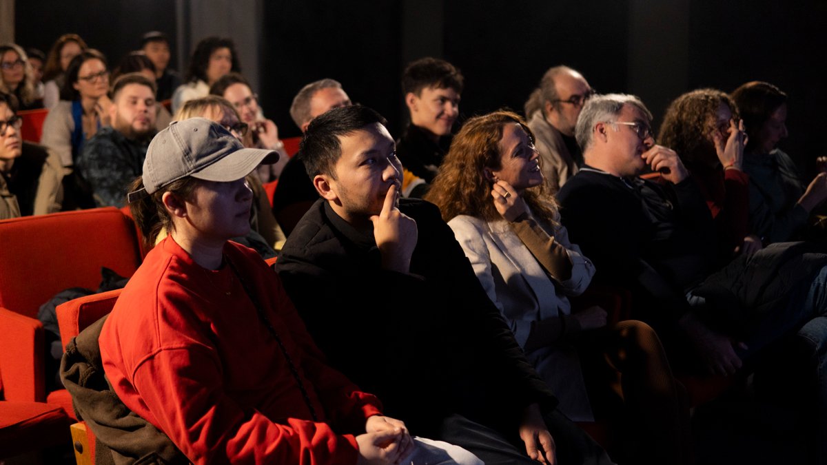 Зрители во время кинопоказа. Фото из личного архива героя