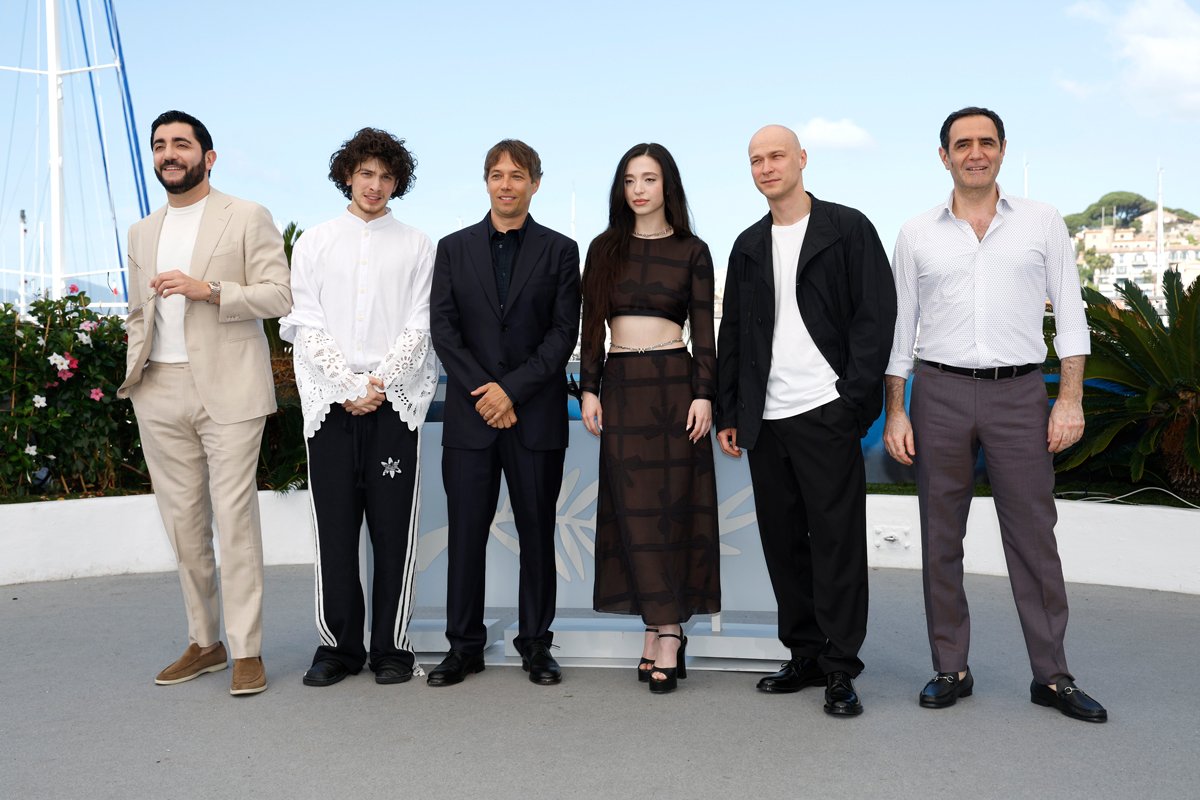 Актёры Каррен Карагулян, Юрий Борисов, Майки Мэдисон, американский режиссёр Шон Бейкер, Марк Эйдельштейн и Ваче Товмасян на фотоколле фильма «Анора» во время 77-го Каннского кинофестиваля, Франция, 22 мая 2024 года. Фото: Sebastien Nogier / EPA