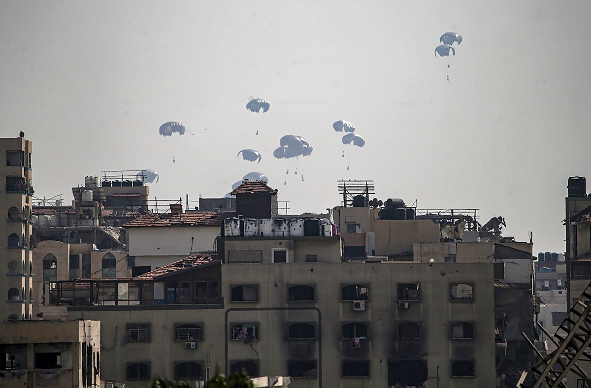 Самолет ВВС Объединенных Арабских Эмиратов (ОАЭ) сбрасывает гуманитарную помощь над северной частью сектора Газа, 13 августа 2025 года. Фото: Mohammed Saber / EPA