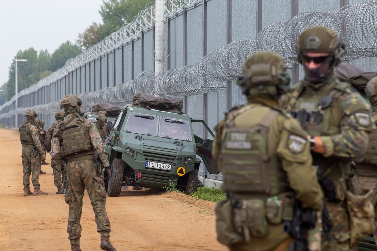 Польские пограничники и военнослужащие у ограждений на польско-беларусской границе, Польша, 31 августа 2025 года. Фото: Agnieszka Sadowska / Agencja Wyborcza.pl / Reuters / Scanpix / LETA