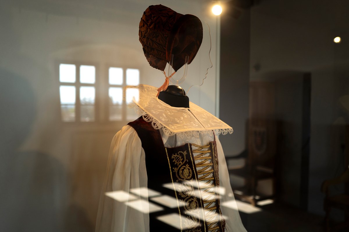 Копия платья Элизабет Батори в музее Чахтице, Словакия, 20 октября 2024 года. Фото: Bela Szandelszky / AP / Scanpix / LETA