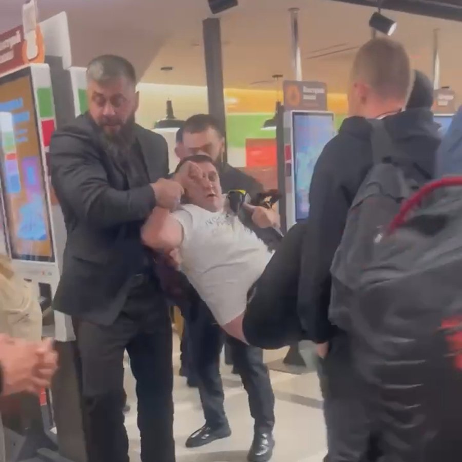 Чеченцы несут Арега Щепихина в здании Ярославского вокзала, 3 июня 2025 года. Скриншот из видео: Varlamov News /  Telegram