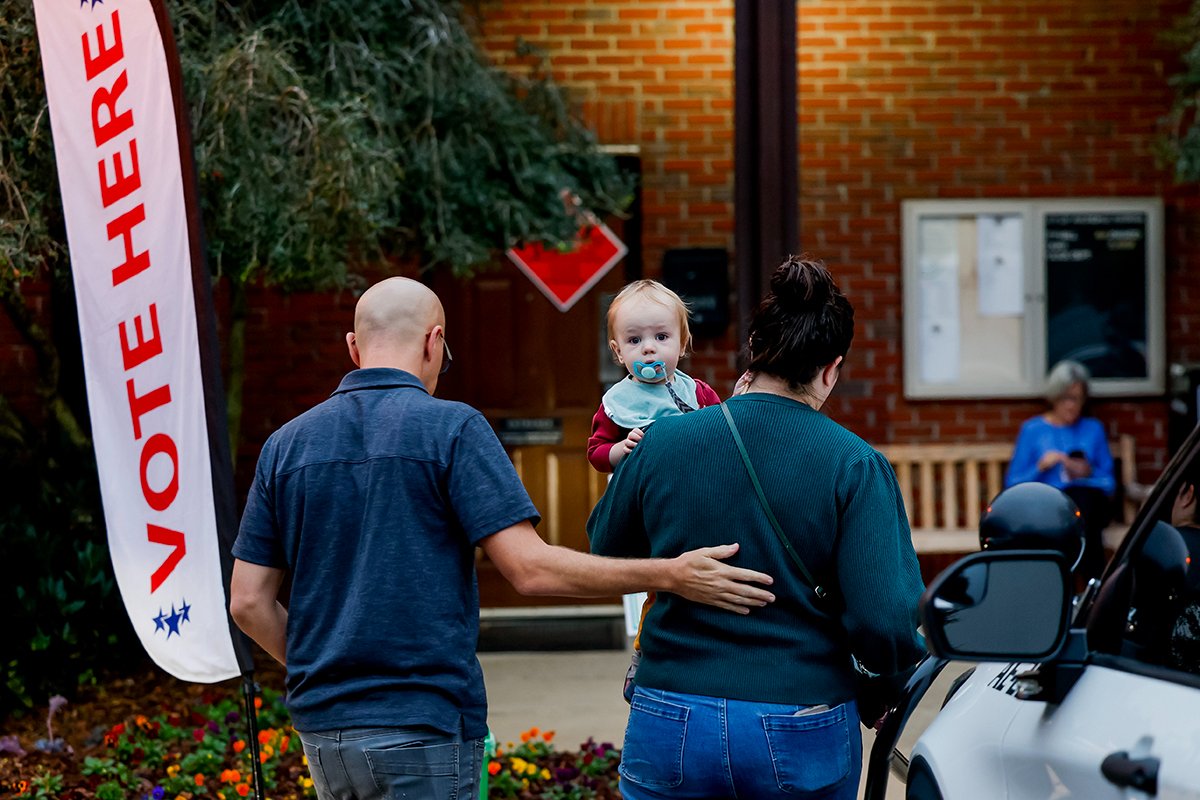 Избиратели на участке муниципалитета Эйвондейл-Эстейтс округа Декалб в день выборов в Эйвондейл-Эстейтс, Джорджия, 5 ноября 2024 года. Фото: Erik S. Lesser / EPA-EFE