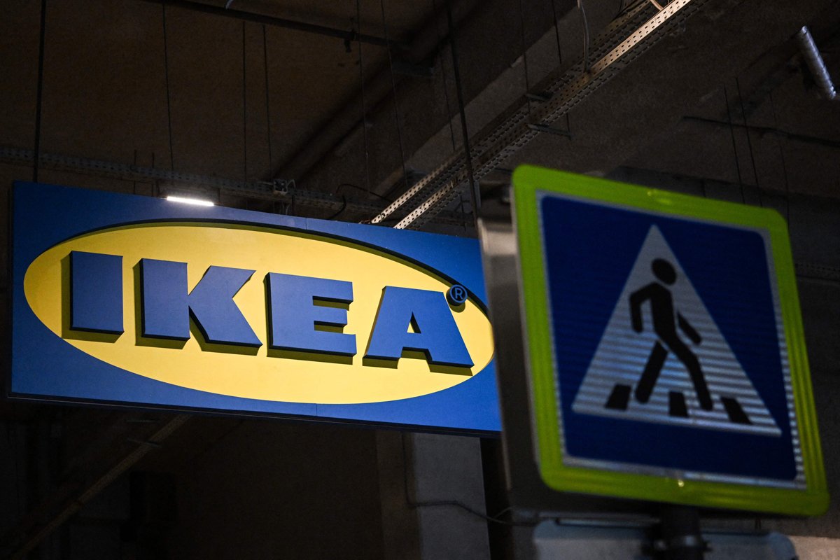Логотип IKEA рядом с пешеходным знаком на подземной парковке торгового центра в Москве, 9 августа 2022 года. Фото: Кирилл Кудряшов / AFP / Scanpix / LETA
