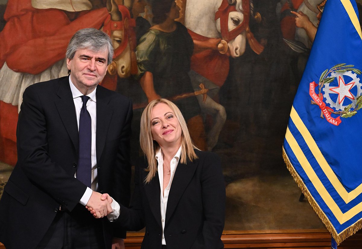 Заместитель министра культуры Италии Джанмарко Мацци и премьер-министр Италии Джорджия Мелони во время приведения к присяге заместителей министров правительства Мелони во Дворце Киджи в Риме, Италия, 2 ноября 2022 года. Фото: Claudio Peri / EPA