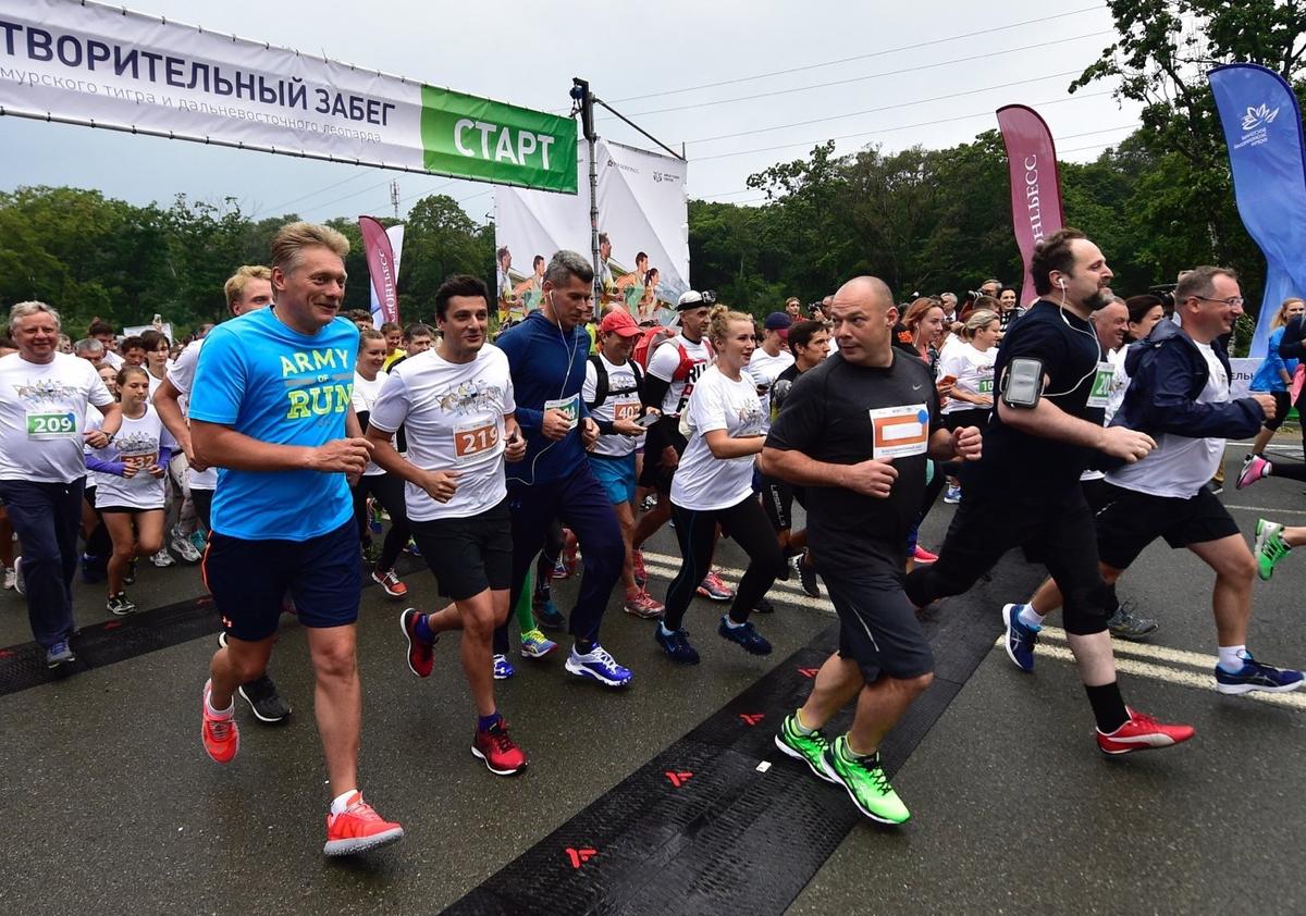 Дмитрий Песков (слева), Зиявудин Магомедов (в середине) бегут в защиту амурского тигра на острове Русский. Фото: Twitter