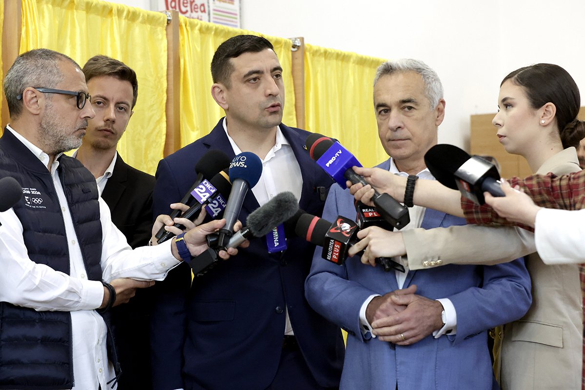Джордж Симион и Кэлин Джорджеску после голосования в первом туре президентских выборов, Румыния, 4 мая 2025 года. Фото: Robert Ghement / EPA-EFE