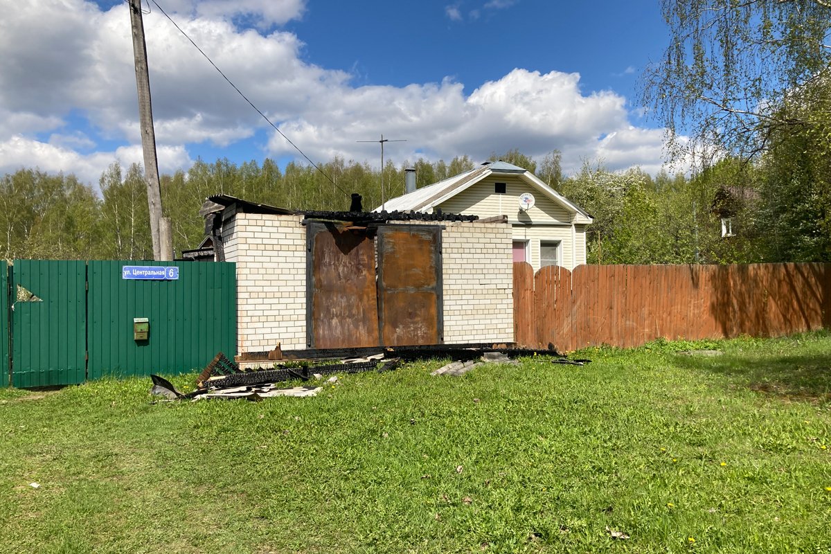 Пострадавший дом в Храпках. Фото Ирины Гариной