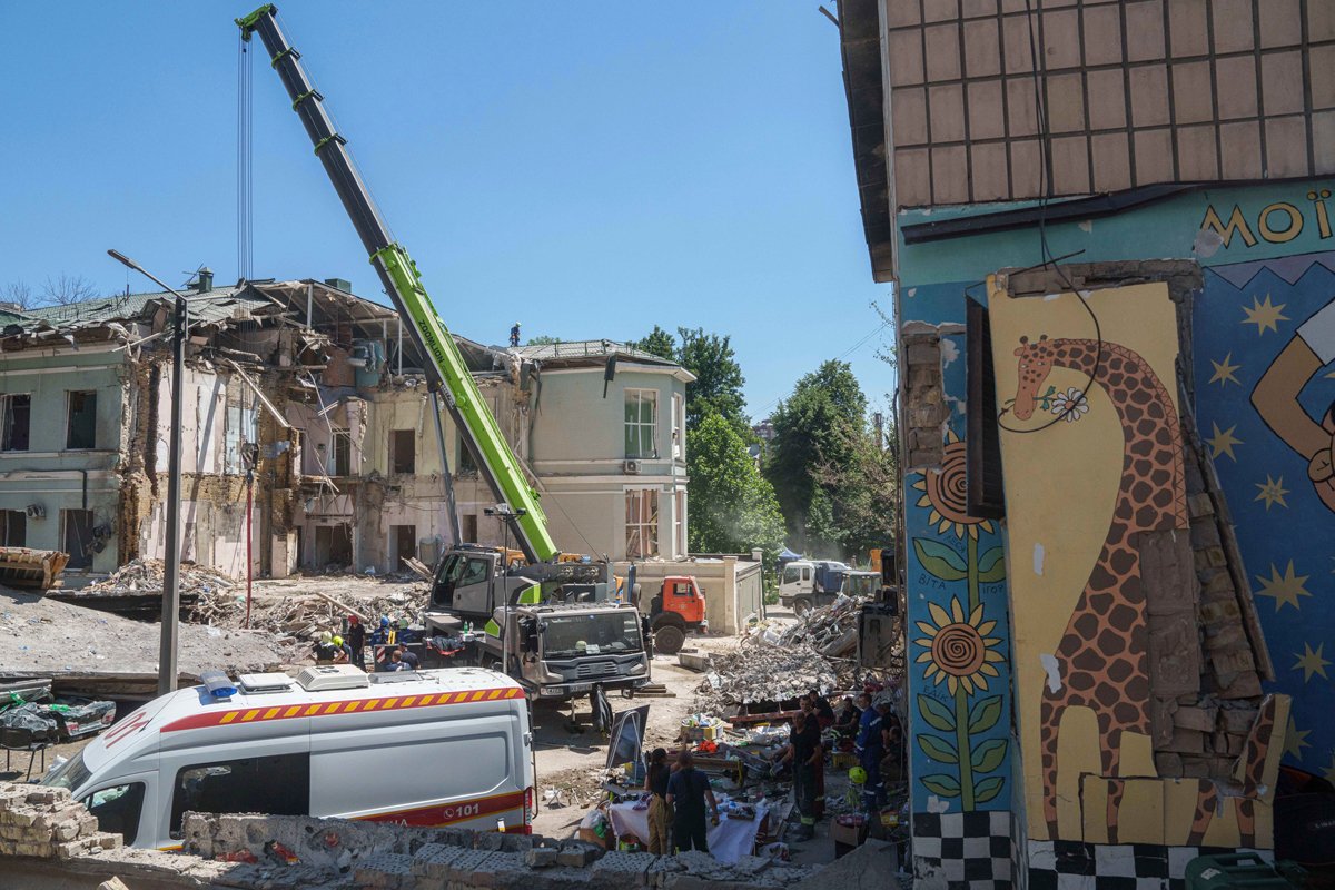 Спасатели расчищают завалы на месте детской больницы «Охматдет», пораженной российскими ракетами в Киеве, Украина, 9 июля 2024 года. Фото: Evgeniy Maloletka / AP Photo / Scanpix / LETA