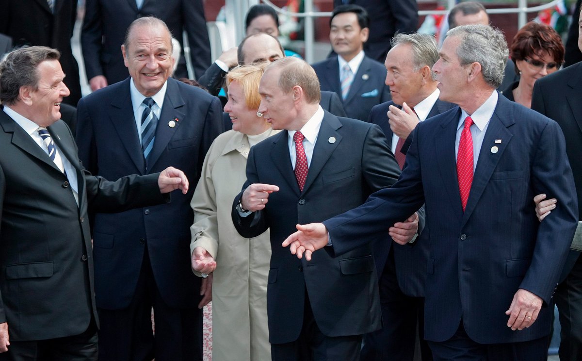 Слева направо: канцлер Германии Герхард Шрёдер, президент Франции Жак Ширак, Людмила Путина, Владимир Путин, президент Казахстана Нурсултан Назарбаев и президент США Джордж Буш во время церемонии возложения венков к Могиле Неизвестного Солдата у Кремлёвской стены в рамках празднования 60-й годовщины окончания Второй мировой войны, Москва, 9 мая 2005 года. Фото: Анатолий Мальцев / EPA