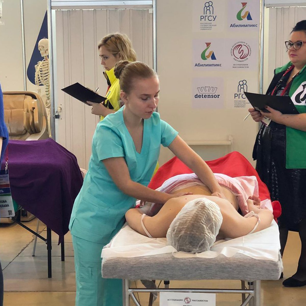 Алена принимает участие в чемпионате по массажу, 2019 год