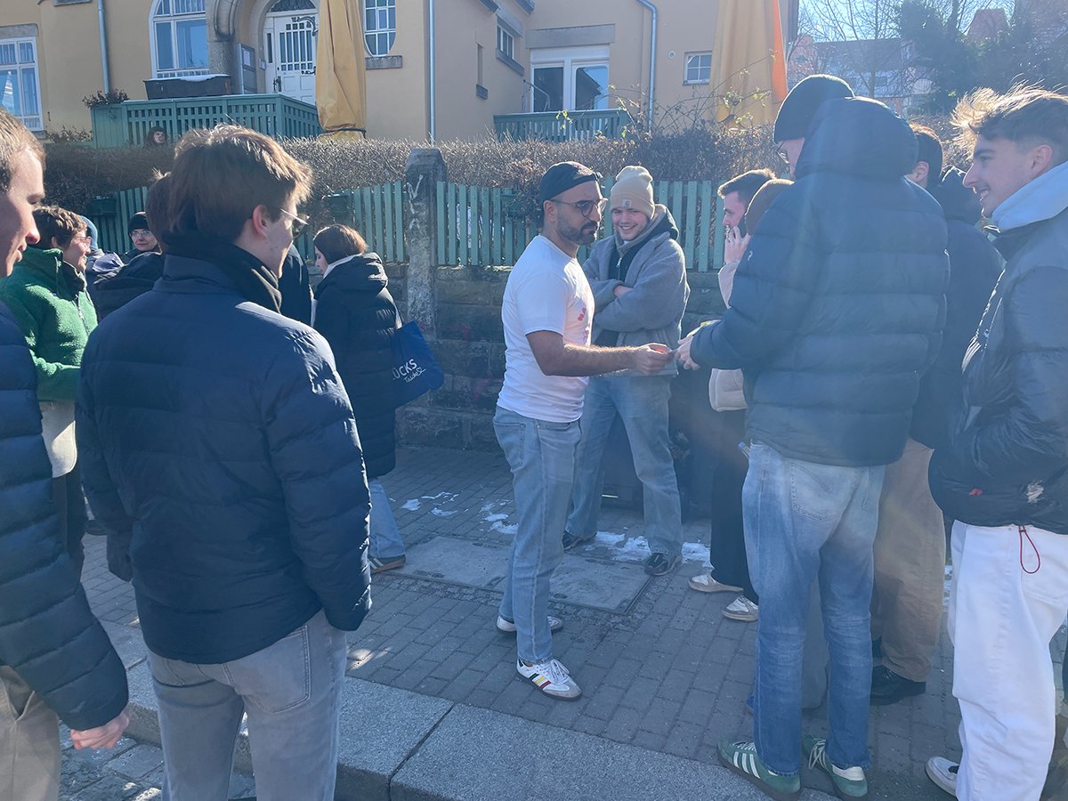 Кассем раздает талоны на бесплатный донер. Фото: Илья Азар / «Новая газета Европа»