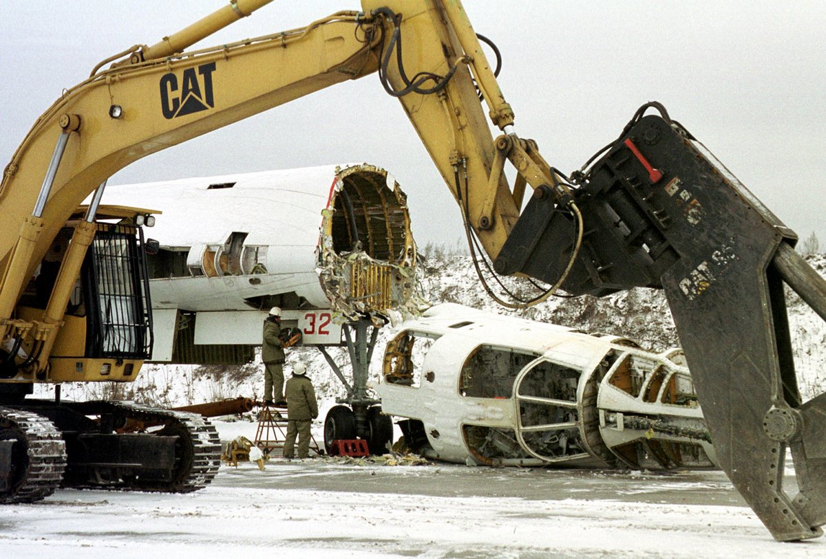 Рабочие разбирают последний украинский стратегический бомбардировщик Туполев Ту-160, способный нести ядерное оружие, на авиабазе под Прилуками, Украина, 2 февраля 2001 года. Фото: Reuters / Scanpix / LETA