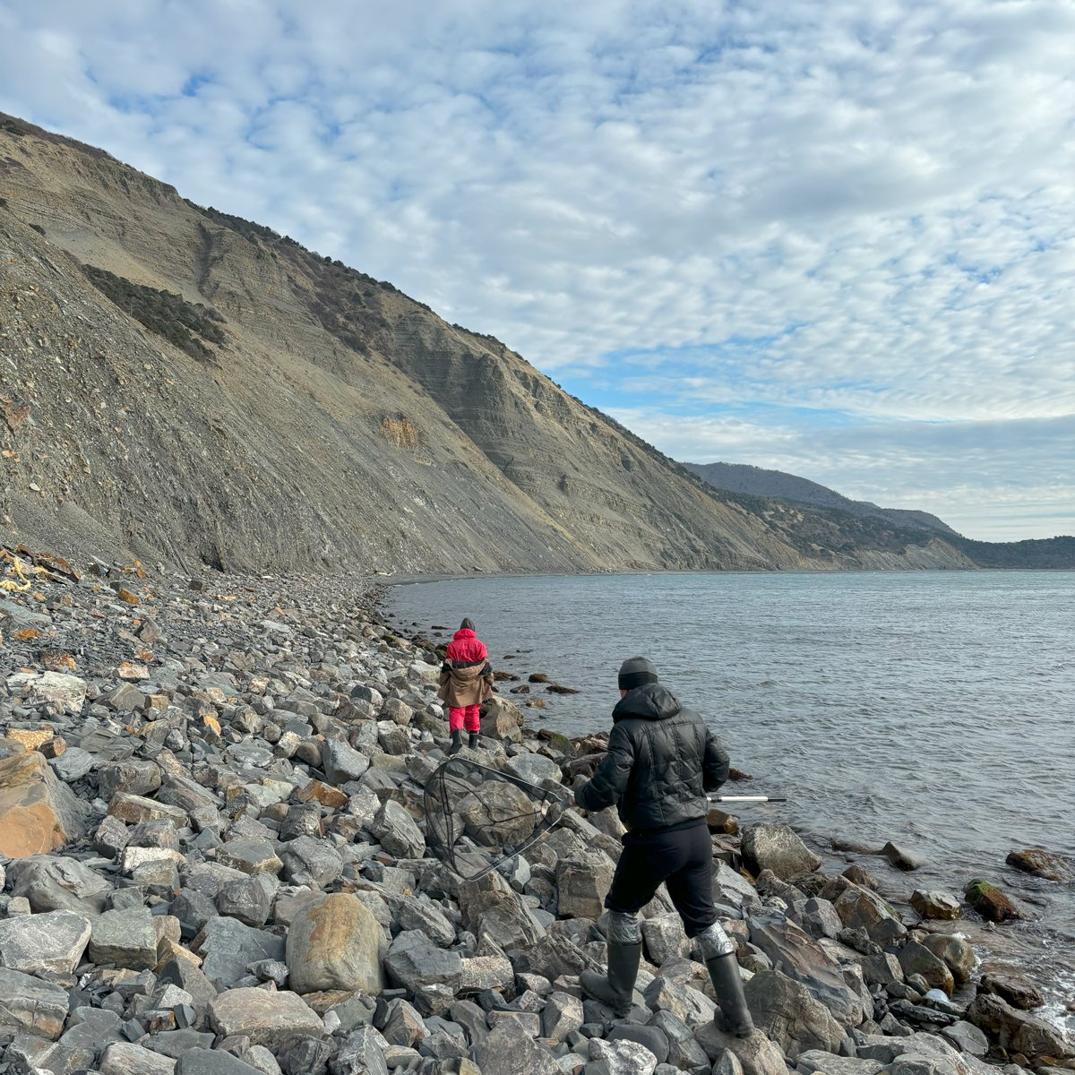 Роман и Наталья идут по черноморскому побережью в поисках птиц. Фото: «Ветер»