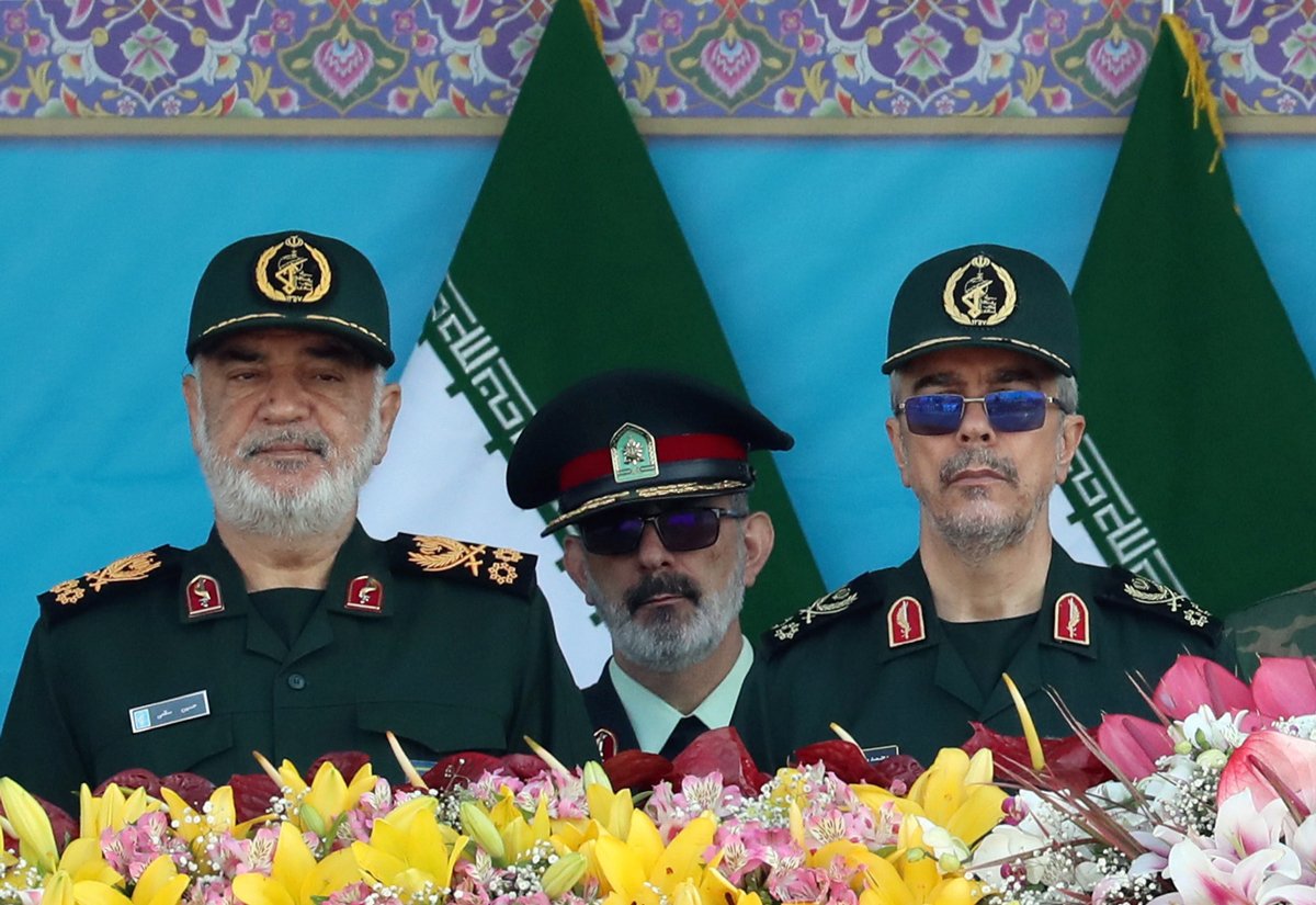 Мохаммад Хоссейн Багери (справа) и Хоссейн Салами (слева) на церемонии по случаю ежегодного Дня национальной армии в Тегеране, 18 апреля 2023 года. Фото: Abedin Taherkenareh / EPA