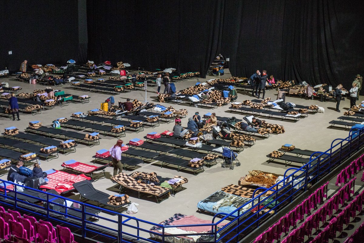 Раскладушки для украинских беженцев на спортивной арене в Варшаве, Польша, 4 марта 2022 года. Фото: Karol Serewis / SOPA Images / Sipa USA / Vida Press