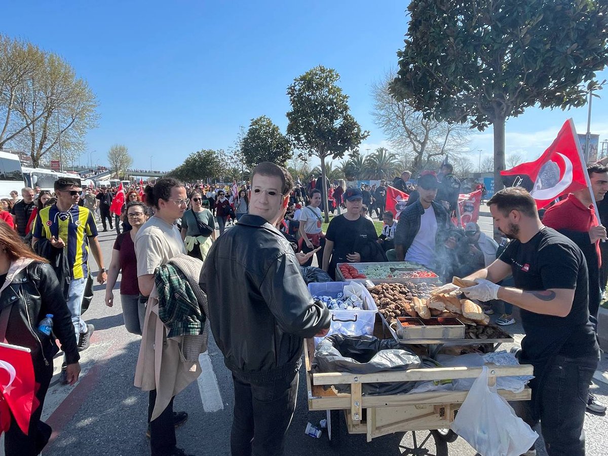 Митингующие покупают уличную еду. Малтепе, Стамбул. Фото: Илья Азар, специально для «Новой-Европа»