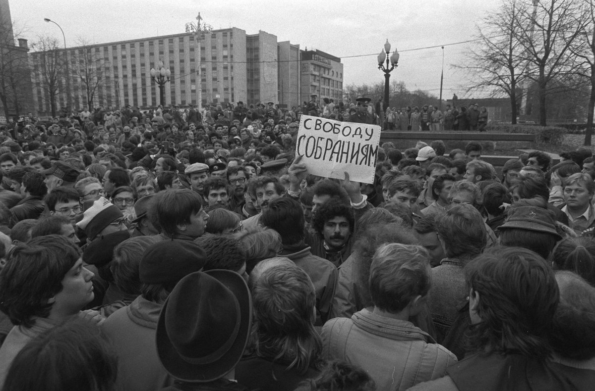 Участники оппозиционного митинга в День конституции СССР на Пушкинской площади в Москве, 7 октября 1988 года. Фото: Dominique Dudouble / Reuters / Scanpix / LETA